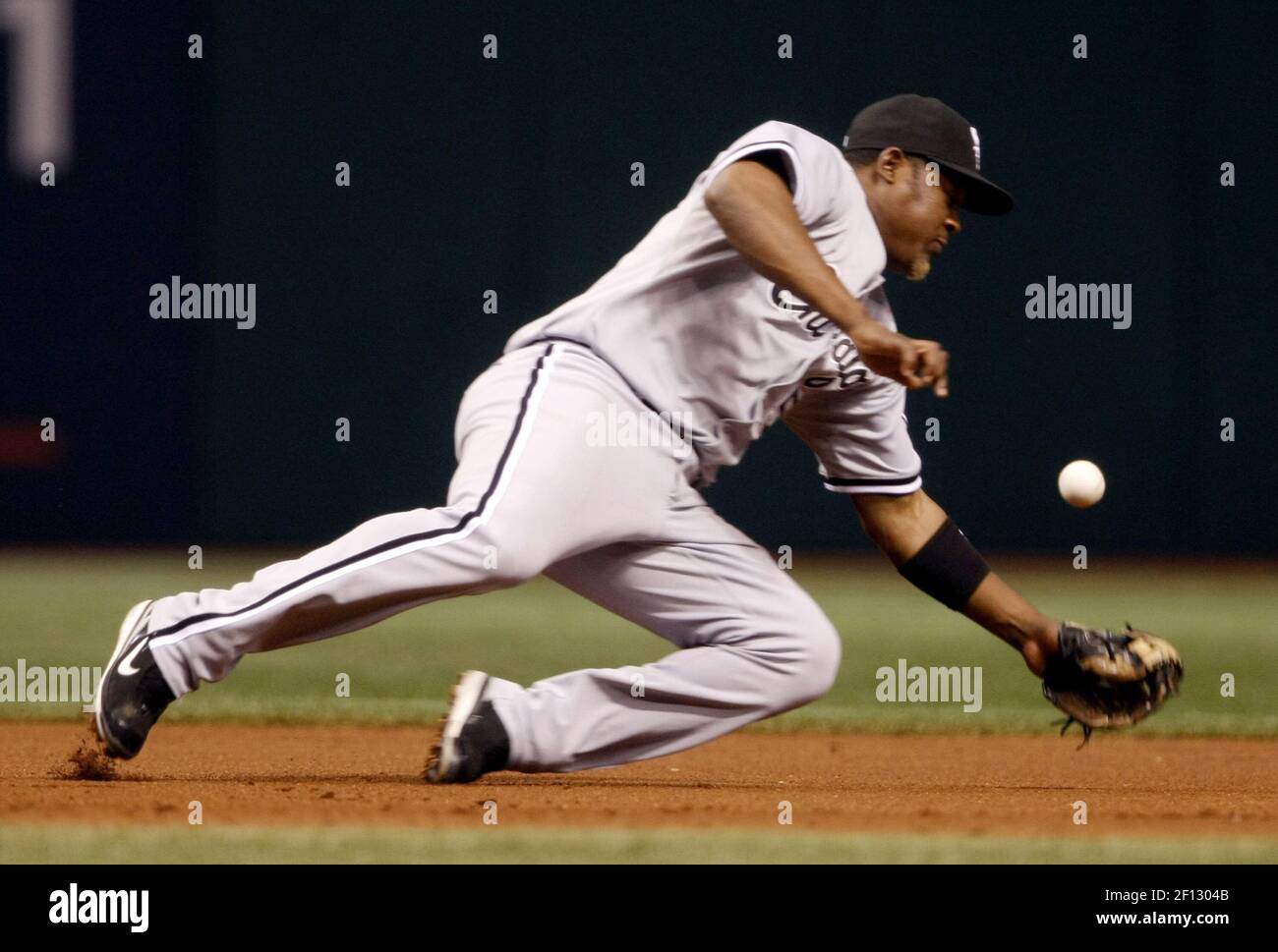 Juan Uribe von Chicago White Sox kann die zweite Inning-Single von Tampa Bay Rays Willy Aybar während des Spiels 2 der American League Divisional Series im Tropicana Field in St. Petersburg, Florida, am Freitag, den 3. Oktober 2008 nicht erreichen. (Foto von Scott Strazzante/Chicago Tribune/MCT/Sipa USA) Stockfoto