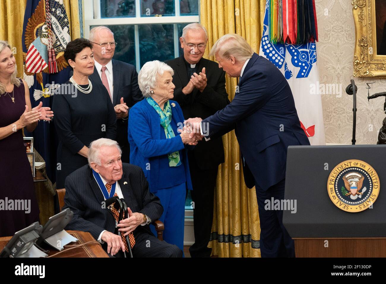 Präsident Donald Trump schüttelt die Hände, nachdem er die Presidential Medal of Freedom überreicht hat die höchste zivile Ehre des Landes an den ehemaligen Reagan-Verwaltungsanwalt Edwin Meese III Dienstag, den 8 2019. Oktober im Oval Office des Weißen Hauses. Stockfoto