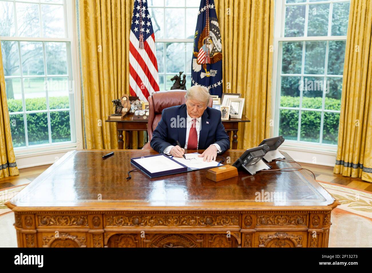 Präsident Donald Trump unterschreibt H.R. 4334- The Supporting Older Americans Act vom 2020. Mittwoch, 25 2020. März, im Oval Office des Weißen Hauses. Stockfoto