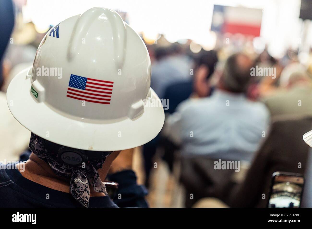 Ein Zuschauer hört sich an, wie Präsident Donald Trump vor der Unterzeichnung der Präsidentengenehmigungen am Mittwoch, den 29 2020. Juli, im Double Eagle Oil Rig in Midland Texas die Energieressdominanz im Permian Basin wiederherstellt. Stockfoto