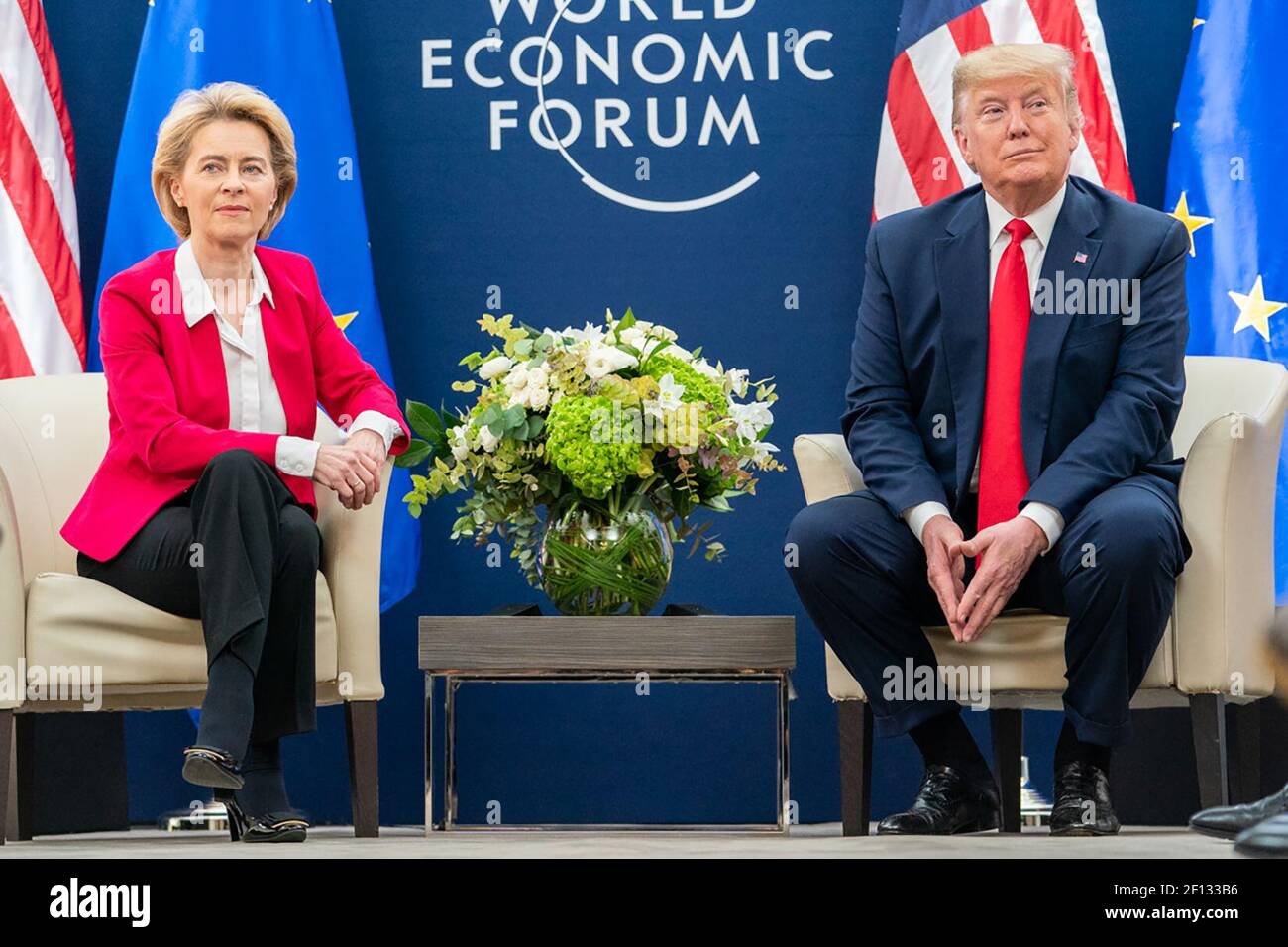 Präsident Donald Trump trifft sich mit der Präsidentin der Europäischen Kommission Ursula von der Leyen während des Jahrestreffens des Weltwirtschaftsforums 50th am Dienstag, den 21 2020. Januar im Davos Congress Center in Davos Schweiz. Stockfoto