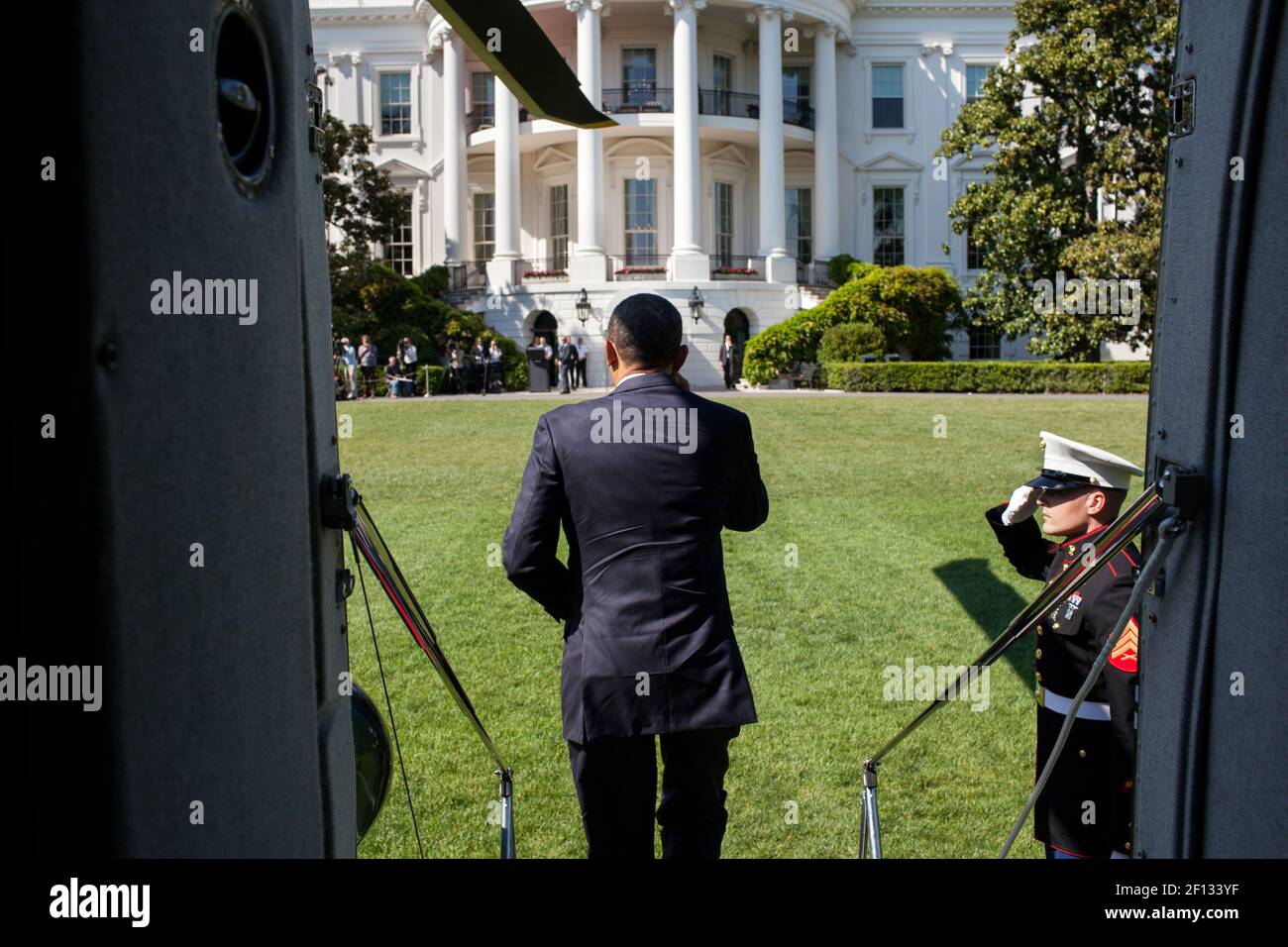 Präsident Barack Obama verlässt Marine One auf dem South Lawn des Weißen Hauses nach einer Reise nach Fort Stewart Ga. April 27 2012. Stockfoto