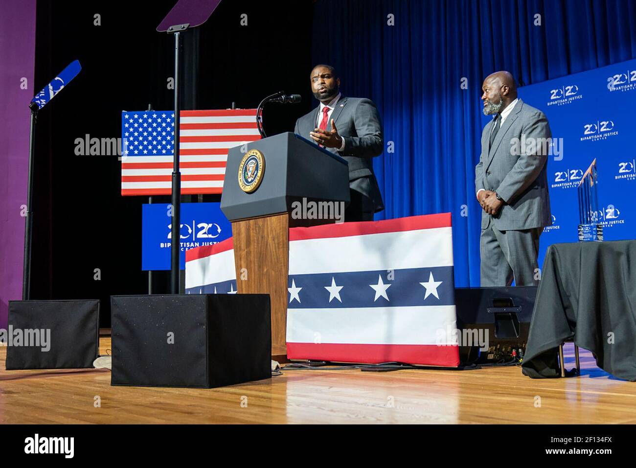 Florida State Rep. Byron Donalds auf dem Podium und Matthew Charles einer der ersten Insassen, die von der First Step Act von 2018 profitieren Vorbereitung auf die Einführung von Präsident Donald Trump auf der Bühne bei der 2019 Second Step Presidential Justice Forum Freitag Oktober 25 2019 im Benedict College in Columbia S. C. Stockfoto