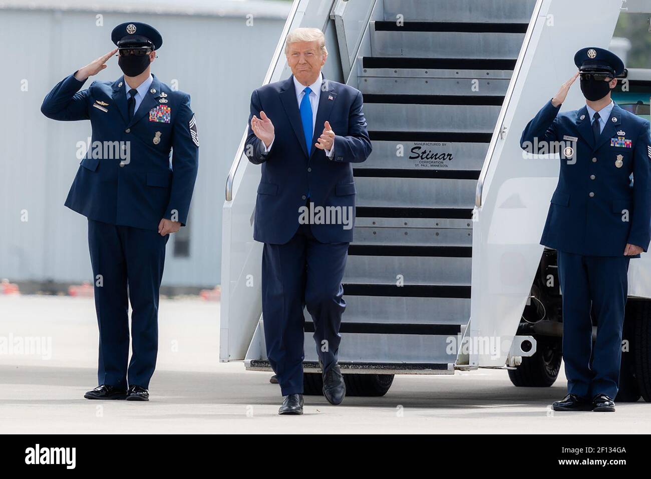 Präsident Donald Trump applaudiert, als er am Donnerstag, den 15 2020. Oktober, die Air Force One am Pitt-Greenville Airport in Greenville S.C. aussteigt und von Gästen und Unterstützern begrüßt wird. Stockfoto