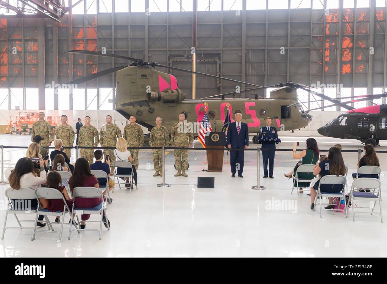 Präsident Donald Trump nimmt an Zeremonien zur Übergabe des Distinguished Flying Cross an Mitglieder der California Army National Guard am Montag, den 14 2020. September im Cal Fire Hangar am Sacramento McClelland Airport im McClelland Park Calif Teil. Stockfoto