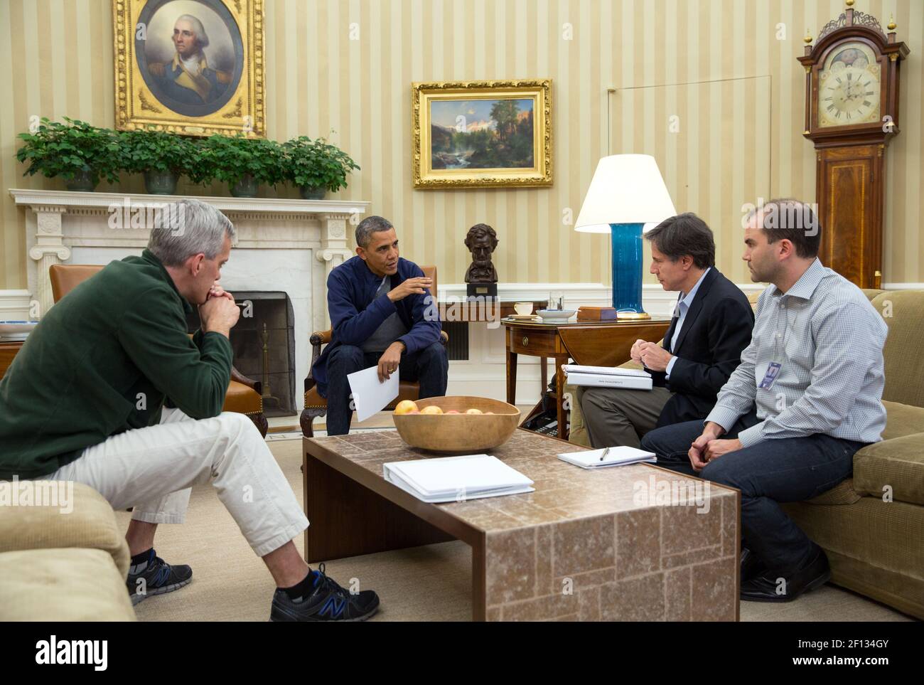 Präsident Barack Obama trifft sich im Oval Office mit dem Stabschef Denis McDonough und den stellvertretenden nationalen Sicherheitsberatern Tony Blinken und Ben Rhodes, um die laufenden Verhandlungen mit dem Iran am Samstag, den 23 2013. November zu diskutieren. ; Stockfoto