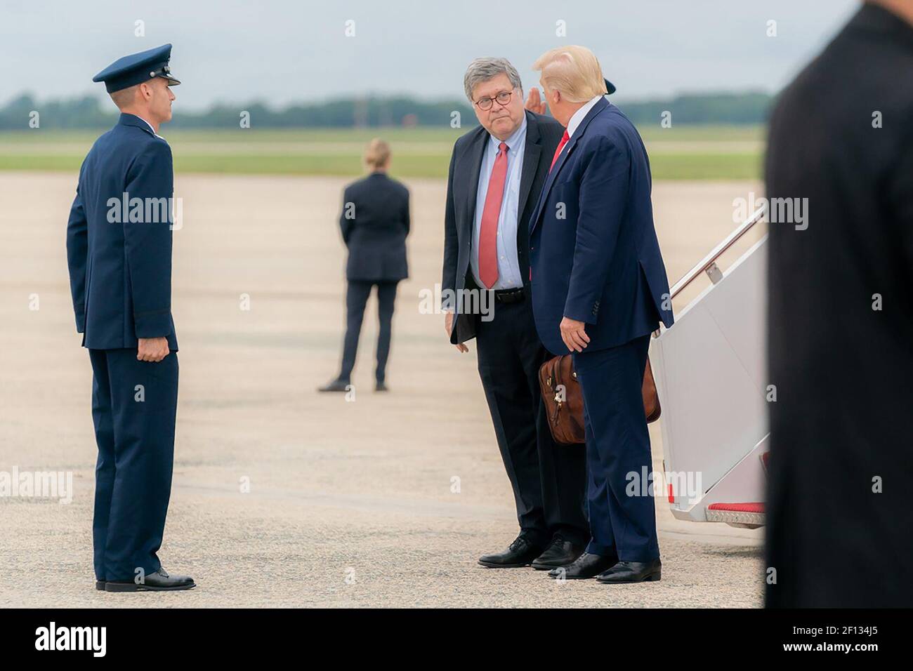 Präsident Donald Trump, der von US-Staatsanwalt William Barr sprach nach dem Aussteigen der Air Force One bei der Ankunft in der Joint Base Andrews MD. Dienstag Abend September 1 2020 Rückkehr von ihrer Reise nach Kenosha Wis. Stockfoto