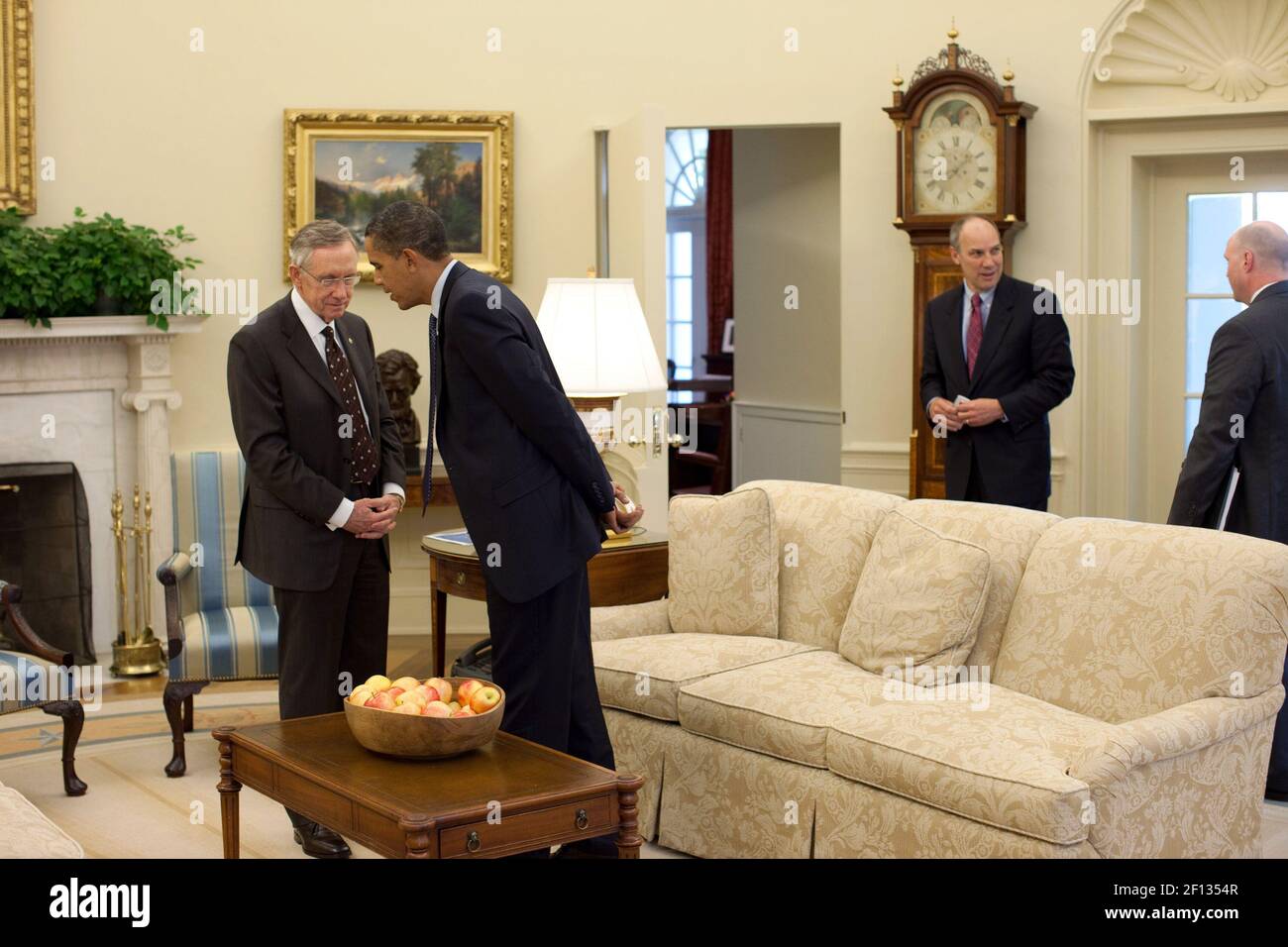 Präsident Barack Obama spricht mit dem Mehrheitsführer des Senats Harry Reid nach ihrem Treffen mit der Parlamentspräsidentin Nancy Pelosi im Oval Office am 7 2009. Oktober. Stockfoto
