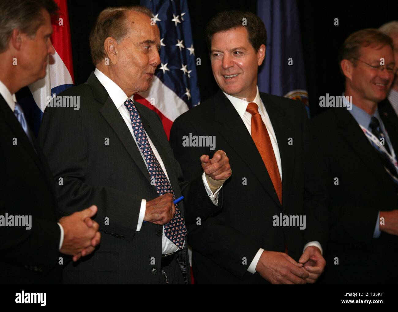 Der ehemalige Senator von Kansas, Bob Dole (links), spricht mit Senator Sam Brownback (D-CO) während einer Veranstaltung, die ihn am Mittwoch, 3. September 2008, während der Republikanischen Nationalversammlung im Westin Hotel in Edina, Minnesota, ehrt. (Foto von Allen Brisson-Smith/MCT/Sipa USA) Stockfoto