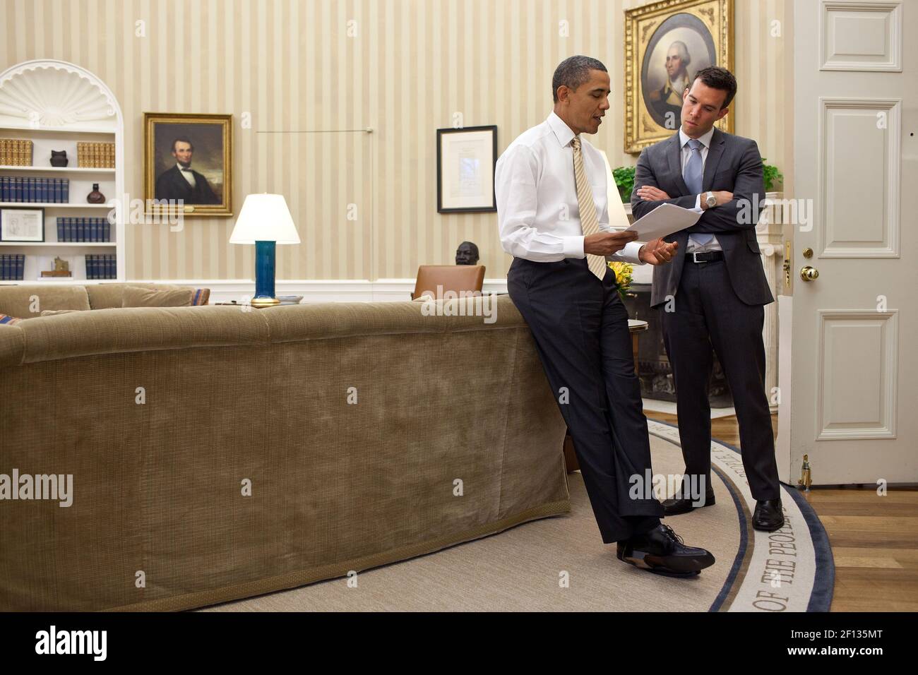 Präsident Barack Obama spricht mit Jon Favreau, dem Leiter der Sprechchriting-Abteilung, im Oval Office, 23. Januar 2012 Stockfoto