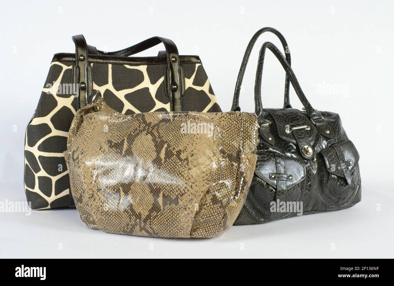 Von links nach rechts: Giraffe-Print-Tasche - ($198) bei Banana Republic,  Snake-Print-Handtasche - ($110) bei Talbots und Botkier graue Croc-Print- Handtasche - ($39,99) bei Target. (Foto von Brittanie Williams/St. Louis  Post-Dispatch/MCT/Sipa USA ...