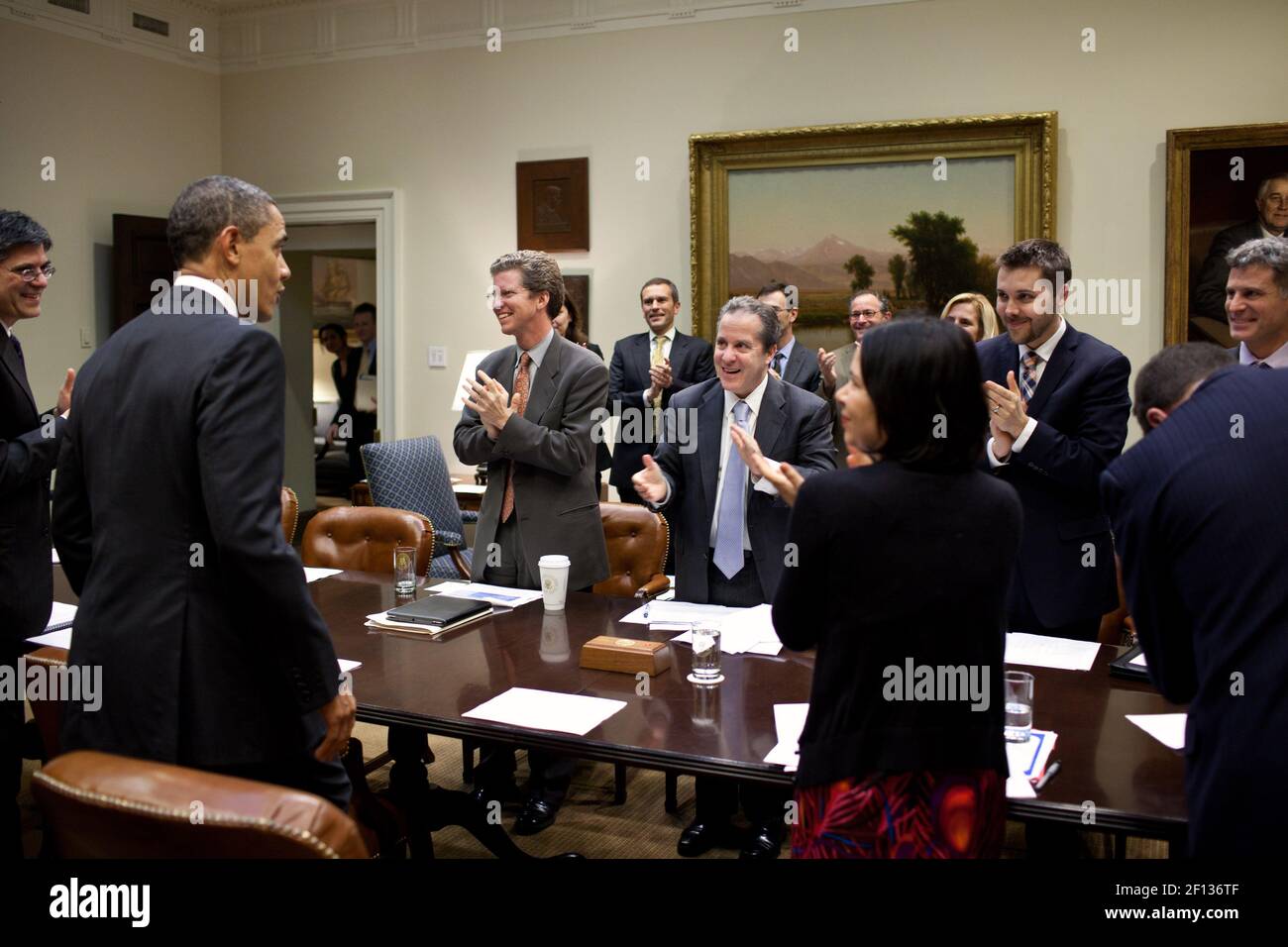 Präsident Barack Obama wird von Beratern zu der Vereinbarung, die Lohnsteuersenkungen vor einem Treffen im Roosevelt Room des Weißen Hauses am 22 2011. Dezember zu verlängern, beglückwünscht. Von links an den Tisch stehen: Jack Lew Direktor des Büros für Management und Haushalt; Housing and Urban Development Secretary Shaun Donovan; Gene Sperling National Economic Council Director; Nancy-Ann DeParle Stellvertretende Stabschef für Politik; Brian Deese Stellvertretender Direktor des Nationalen Wirtschaftsrates; Neal Wolin Stellvertretender Finanzminister; und Alan Krueger Vorsitzender des Rates der Wirtschaftsberater. Stockfoto