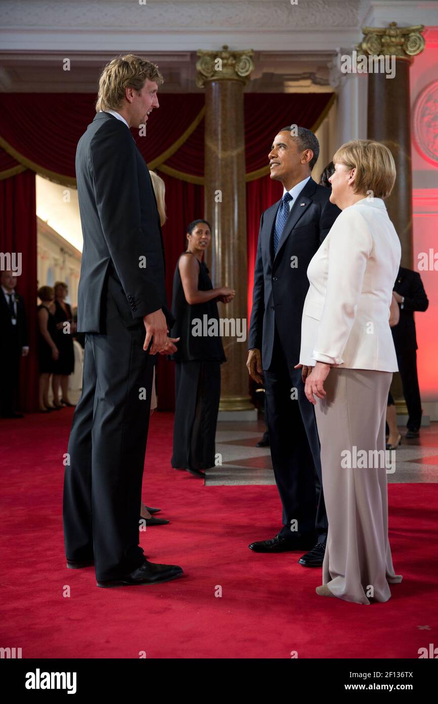 Präsident Barack Obama und Bundeskanzlerin Angela Merkel sprechen mit Dallas Mavericks Basketballspieler Dirk Nowitzki vor einem Abendessen im Schloss Charlottenburg in Berlin Deutschland Juni 19 2013. Stockfoto