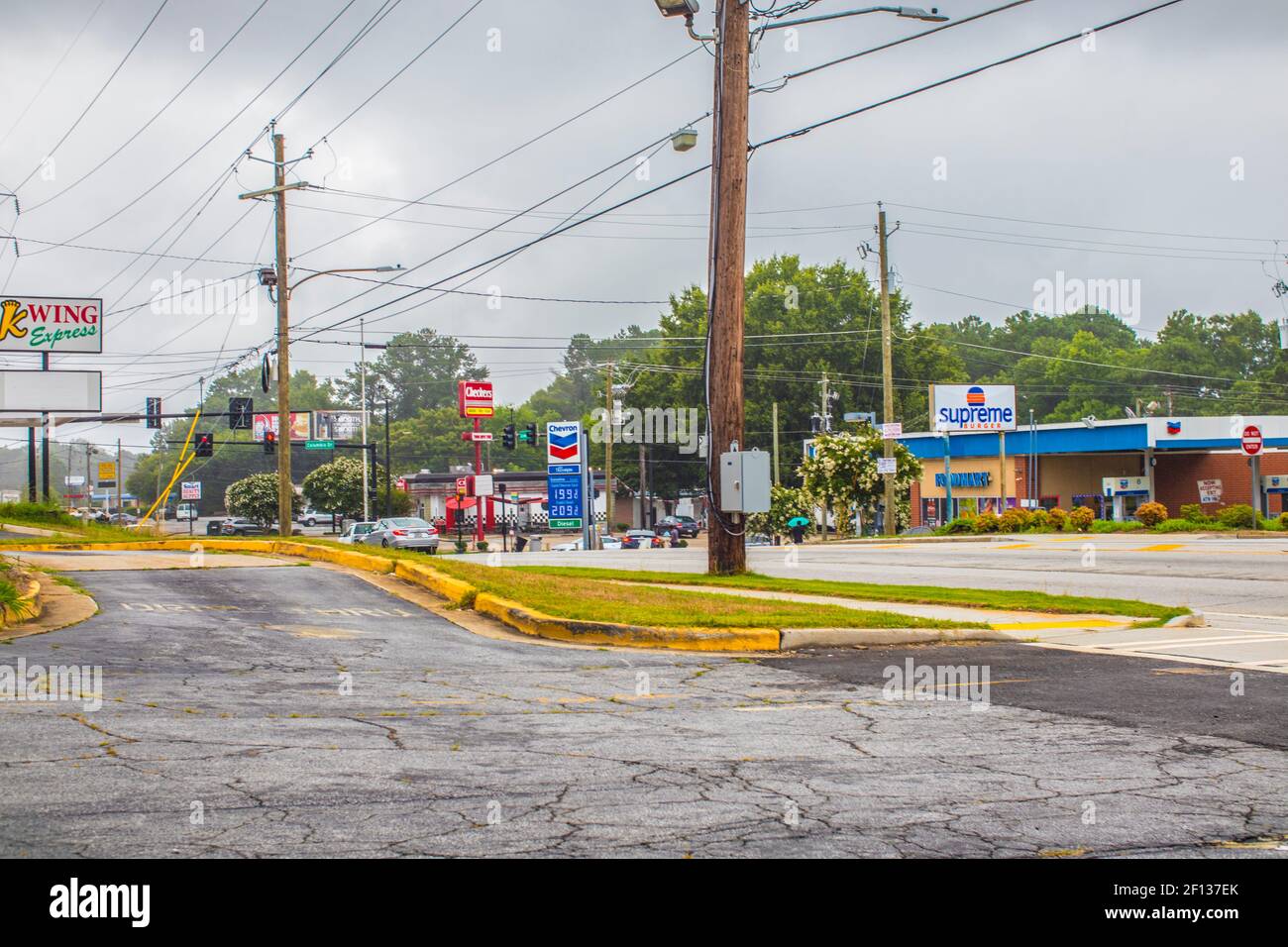 Decatur, GA / USA - 07 07 20: Städtischer Hintergrund mit Verkehr und Schildern Stockfoto