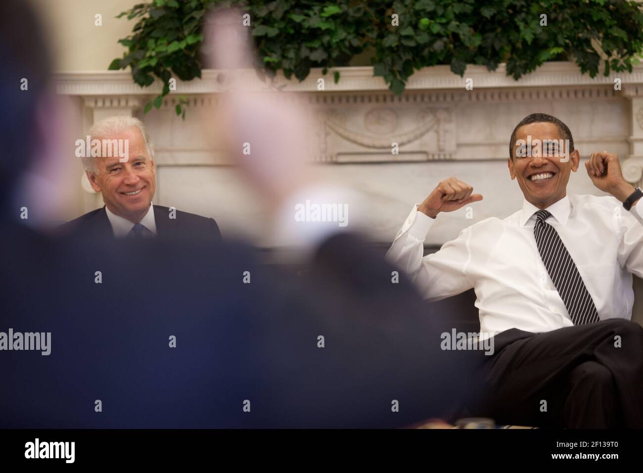 Präsident Barack Obama und Vizepräsident Joe Biden im Oval Office während des Daily Economic Briefing des Präsidenten am 30 2009. Juli. Stockfoto