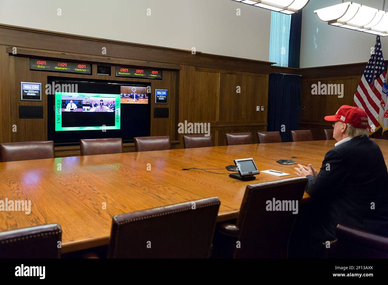 Präsident Donald Trump führt eine Video-Telekonferenz, die den Strom überwacht Tropische Sturmbedingungen im Südosten von Texas August 27 2017 Stockfoto