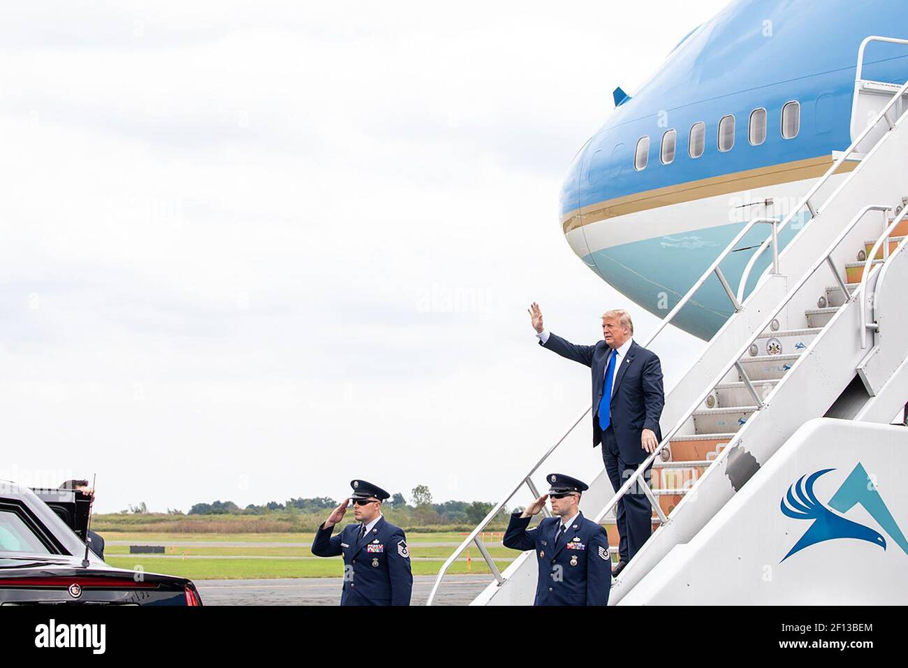Präsident Donald Trump winkt, als er am Dienstag, den 2 2018. Oktober, am Philadelphia International Airport in Philadelphia die Air Force One aussteigt und von Gästen und Unterstützern begrüßt wird. Stockfoto