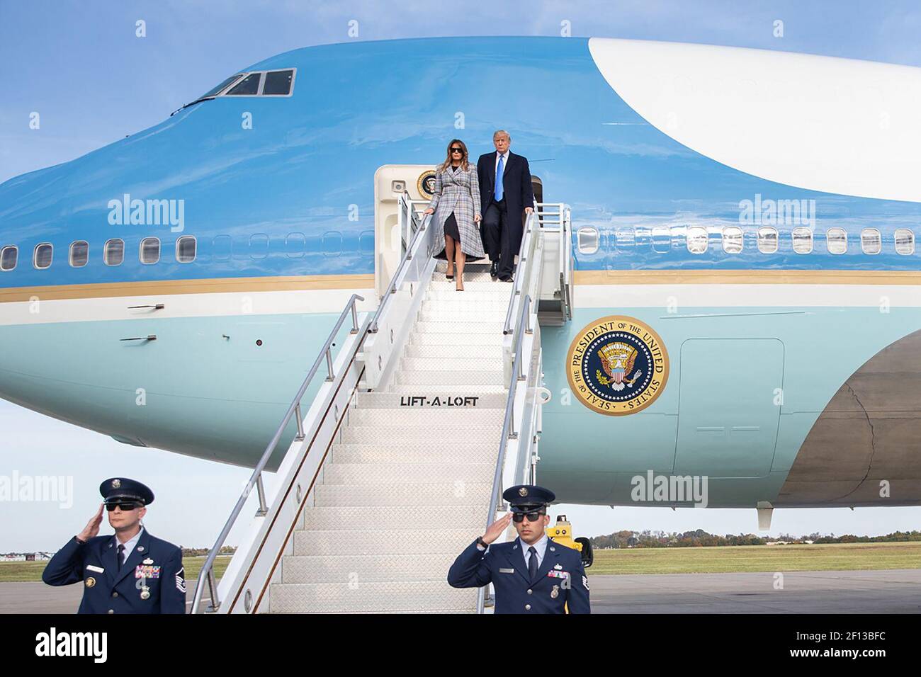 Präsident Donald Trump und First Lady Melania Trump steigen an einem Dienstag, den 30 2018. Oktober, am Pittsburgh International Airport aus. Stockfoto