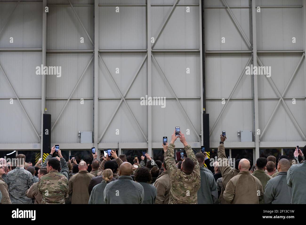 Präsident Donald Trump schüttelt sich die Hände und fotografiert mit Militärs während eines Zwischenstopps auf dem Luftwaffenstützpunkt Ramstein in Deutschland am Mittwochabend, dem 26 2018. Dezember, nach seinem unangekündigten Besuch bei US-Truppen auf dem Luftwaffenstützpunkt Al-Asad im Irak. Stockfoto