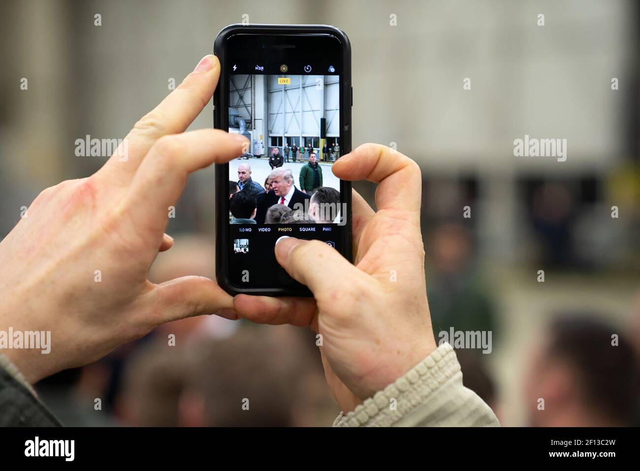Präsident Donald Trump schüttelt sich die Hände und fotografiert mit Militärs während eines Zwischenstopps auf dem Luftwaffenstützpunkt Ramstein in Deutschland am Mittwochabend, dem 26 2018. Dezember, nach seinem unangekündigten Besuch bei US-Truppen auf dem Luftwaffenstützpunkt Al-Asad im Irak. Stockfoto