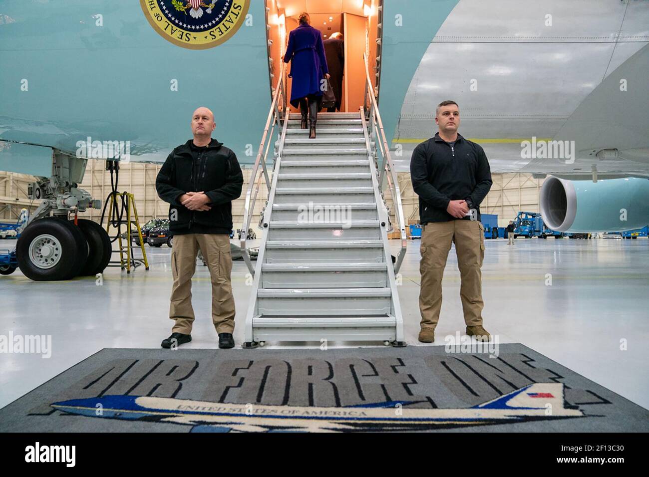 Präsident Donald Trump und First Lady Melania Trump steigen an einem Dienstagabend, dem 25 2018. Dezember, in die Air Force ein, um ihren unangekündigten Flug von der Joint Base Andrews Maryland zu beginnen, um US-Truppen auf der Al-Asad Airbase im Irak zu besuchen. Stockfoto