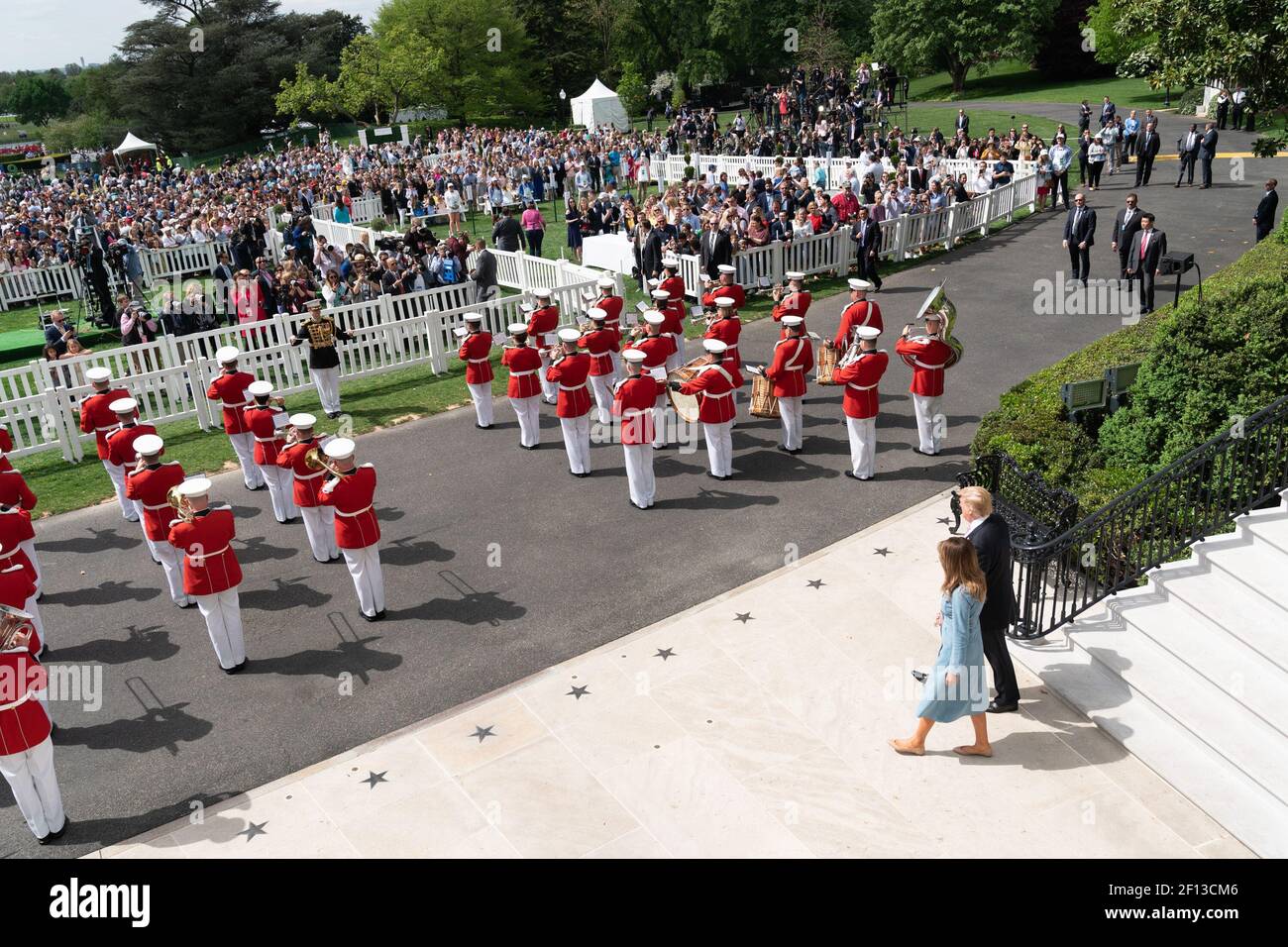 Präsident Donald Trump und First Lady Melania Trump gehen vom Südportico-Balkon des Weißen Hauses zum Südlawn, um am Montag, den 22 2019. April 141st, an der Ostereierrolle des Weißen Hauses teilzunehmen. Stockfoto