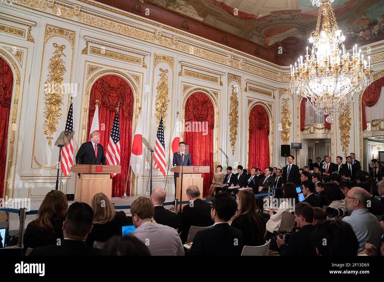 Präsident Donald Trump beteiligt sich an einer gemeinsamen Presseverfügbarkeit mit Japanâ €™s Premierminister Shinzo Abe Montag, den 27 2019. Mai an der Akasaka Palace in Tokio. Stockfoto