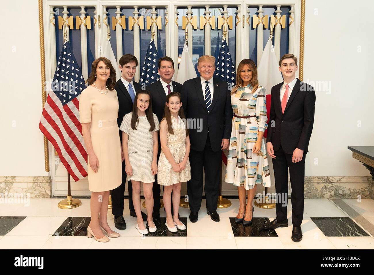 Präsident Donald Trump und First Lady Melania Trump posieren für ein Foto mit dem US-Botschafter in Japan William Hagerty seine Frau Chrissy Hagerty und ihre Kinder Samstag, den 25 2019. Mai in der Residenz des US-Botschafters in Tokio. Stockfoto