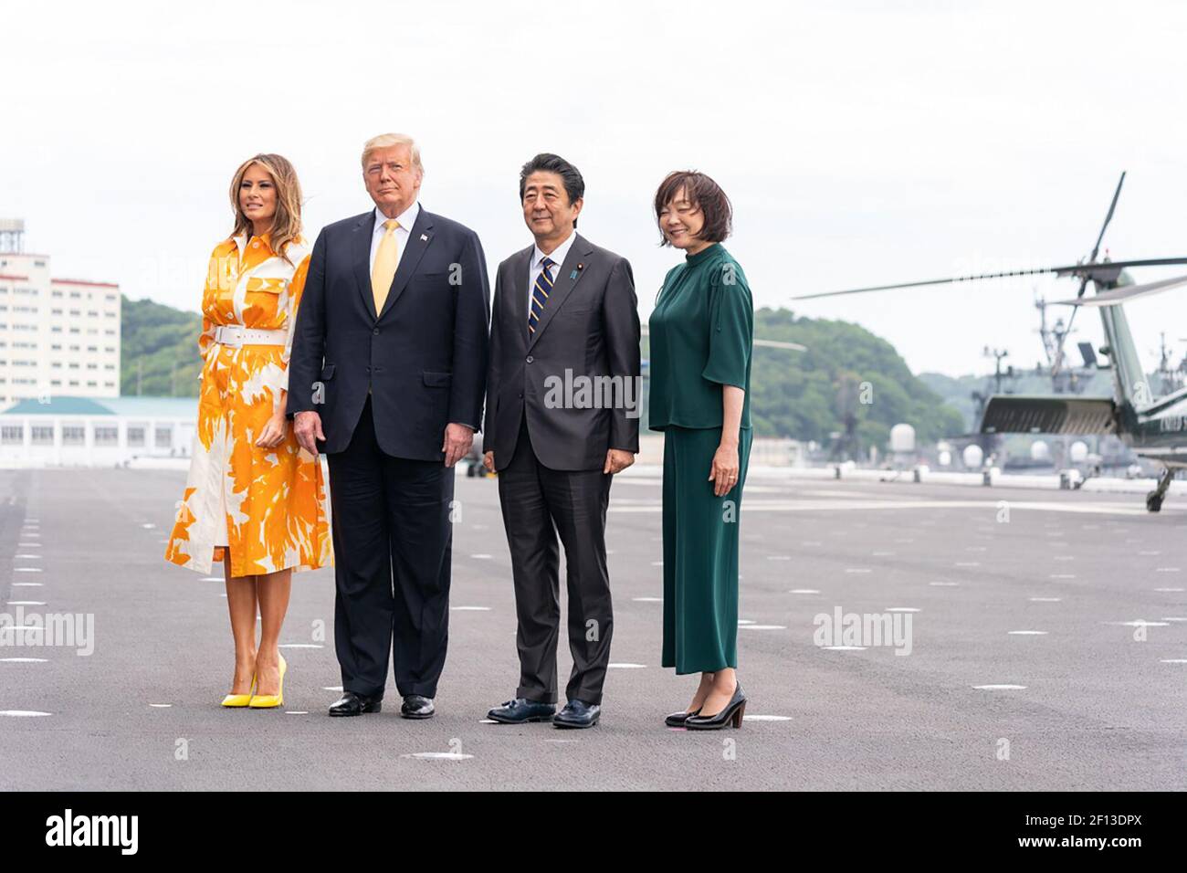 Präsident Donald Trump First Lady Melania Trump der japanische Premierminister Shinzo Abe und seine Frau Akie Abe posieren für ein Foto an Bord der JS Kaga Dienstag, 28 2019. Mai in Yokosuka Japan. Stockfoto