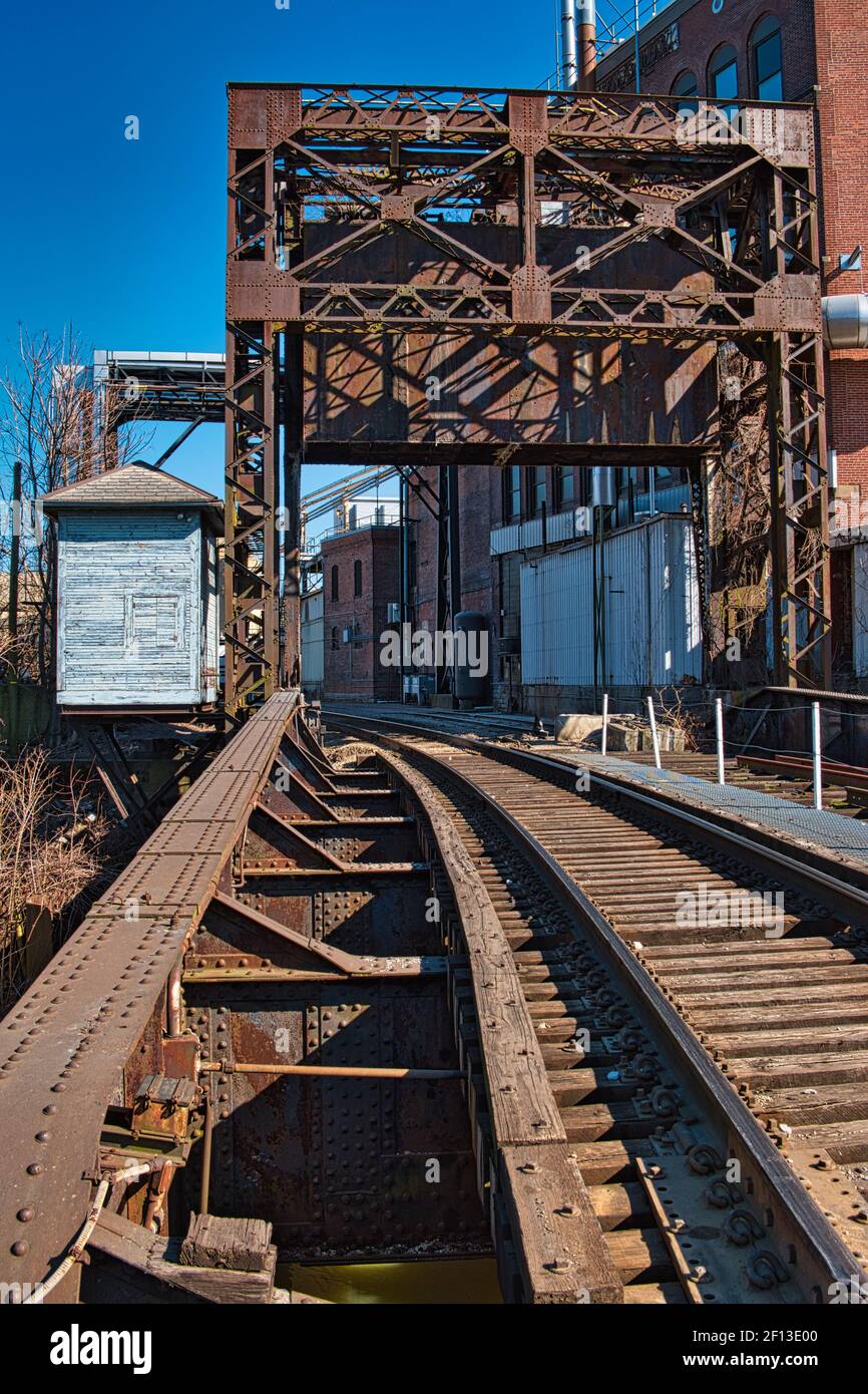 Verlassener Kran auf einer Eisenbahnlinie. Stockfoto