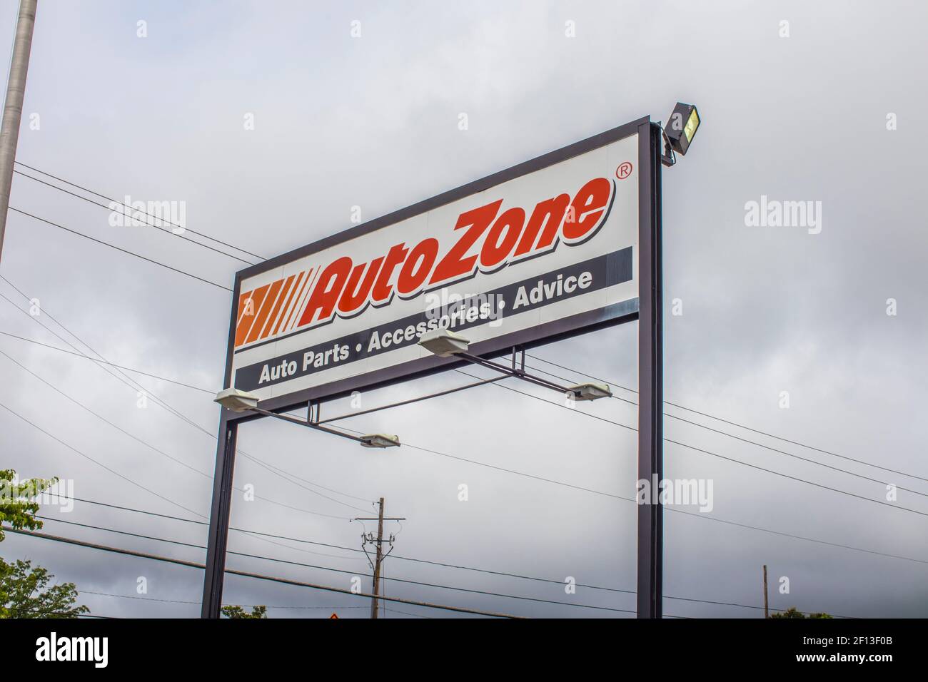 Decatur, GA / USA - 07 07 20: Blick auf ein AutoZone Straßenschild Stockfoto