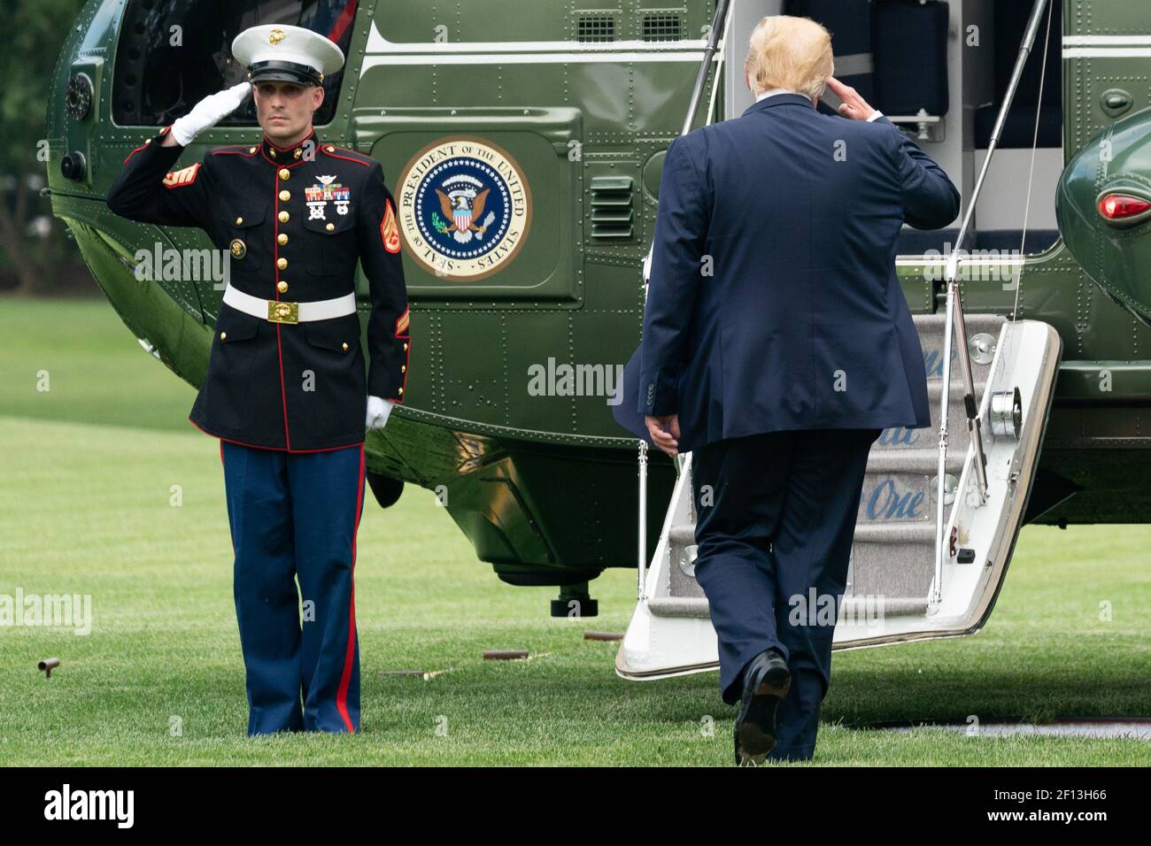Präsident Donald Trump kehrt zur Begrüßung zurück, als er am Mittwoch, dem 17 2019. Juli, an der Marine One auf dem South Lawn des Weißen Hauses antritt, um seine Reise nach North Carolina zu beginnen. Stockfoto