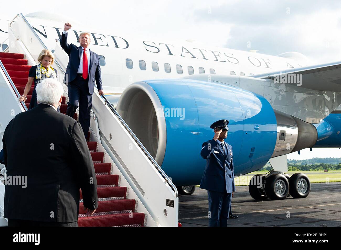 Präsident Donald Trump wird von US-Senator Shelly Moore Capito R-WV bei seiner Ankunft am Mittwoch 24 2019. Juli an Bord der Air Force One am Wheeling Ohio County Airport in Wheeling W.VA. Stockfoto