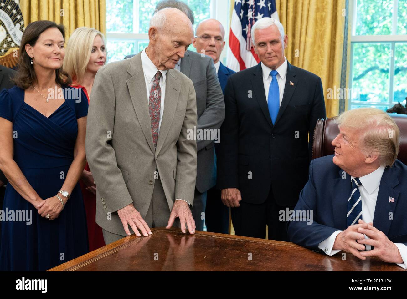 Präsident Donald Trump Vizepräsident Mike Pence und NASA-Administrator Jim Bridenstine begrüßen die Apollo-11-Astronauten Buzz Aldrin und Michael Collins zusammen mit den Familienmitgliedern des Astronauten Neil Armstrong Freitag, den 19 2019. Juli, im Oval Office des Weißen Hauses, um des 50th. Jahrestages der Apollo zu gedenken 11 Mondlandung. Stockfoto