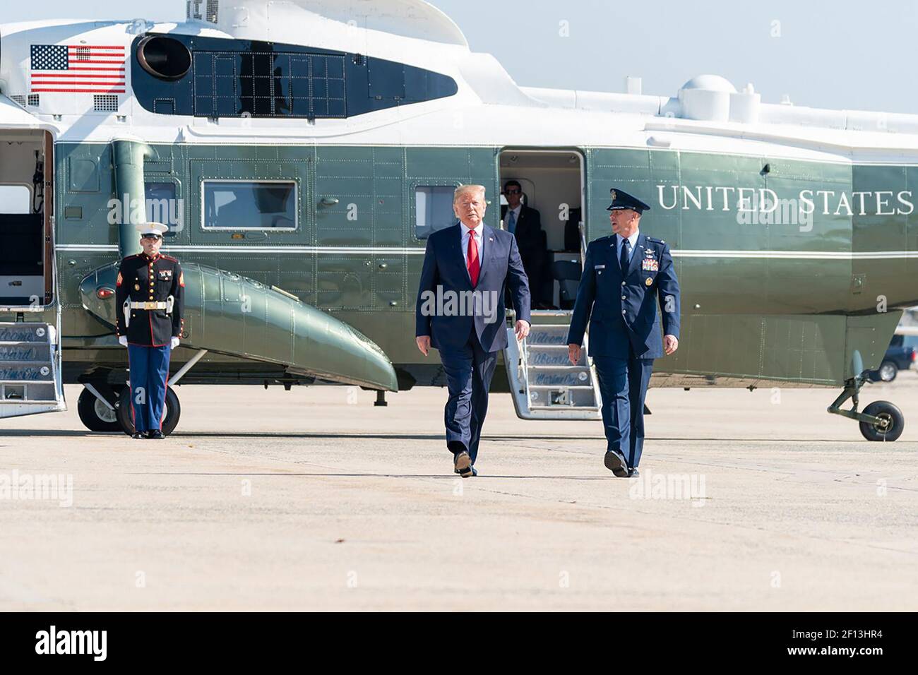 Präsident Donald Trump wird vom US-Luftwaffenkolon Samuel Chesnut zur Air Force One eskortiert, nachdem er Marine One auf der Joint Base Andrews MD. Am Dienstag, den 30 2019. Juli, auf dem Weg nach Williamsburg VA. Ausschifft hat Stockfoto