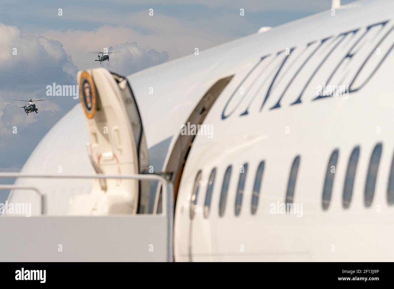 Marine One mit Präsident Donald Trump an Bord, begleitet von einem Begleithubschrauber nähert sich der Landung am Freitag. August 2 2019 in der Joint Base Andrews MD. Stockfoto