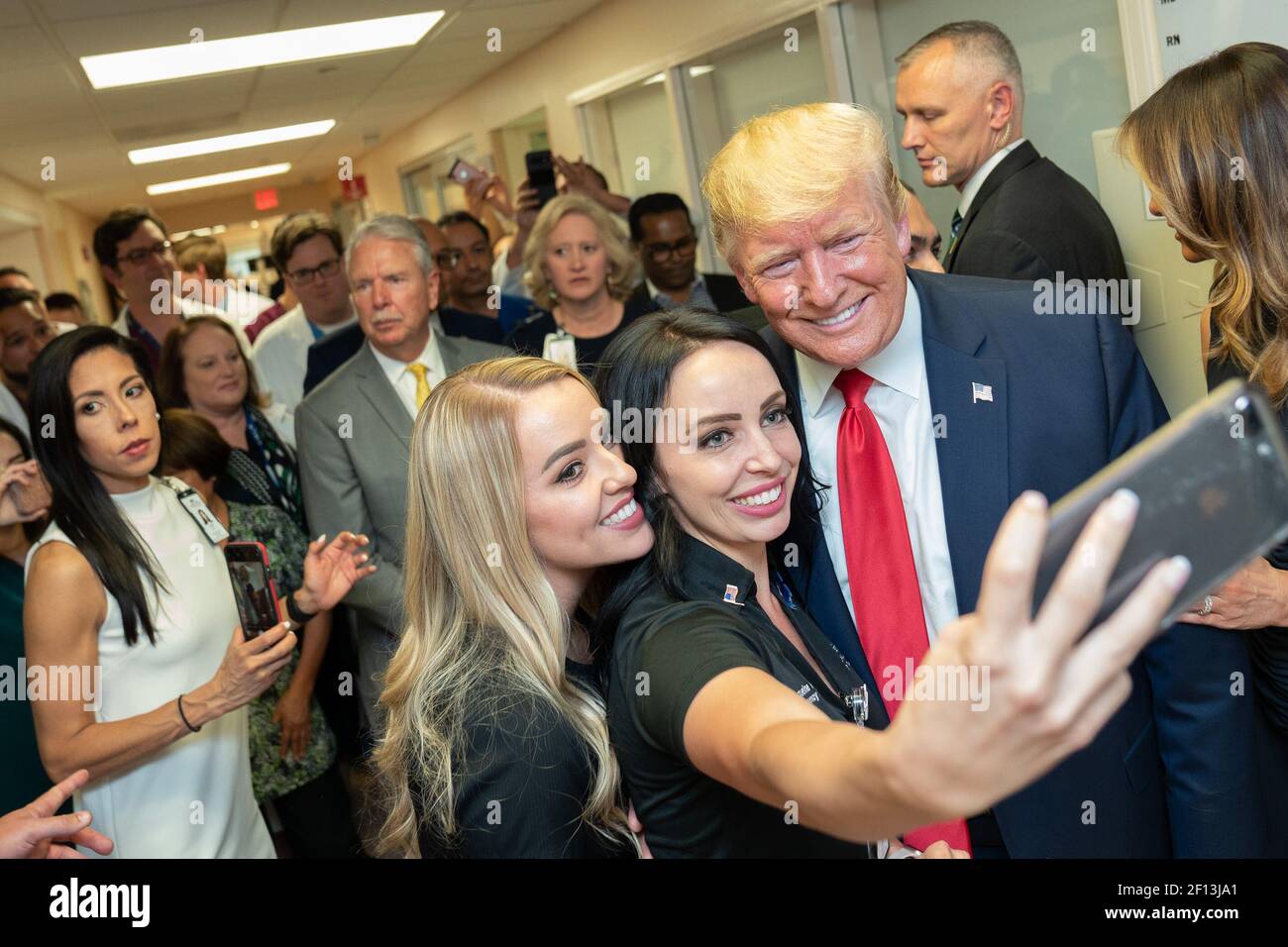 Präsident Donald Trump und First Lady Melania Trump treffen medizinisches Personal während ihres Besuchs mit Schießopfern und Familienangehörigen Mittwoch, den 7 2019. August im Universitätsklinikum El Paso in El Paso Texas. Stockfoto