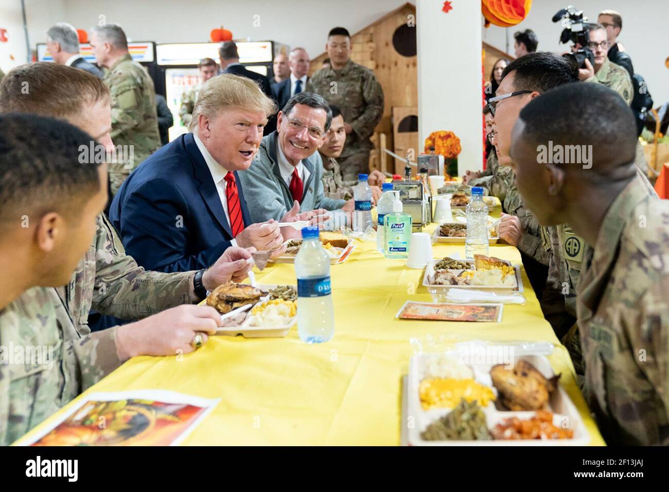 Präsident Donald Trump und Senator John Barrasso R-Wy sitzen zusammen Mit US-Truppen Donnerstag, 28 2019. November bei Bagram Air Base Afghanistan während einer Überraschung Thanksgiving Mahlzeit Stockfoto