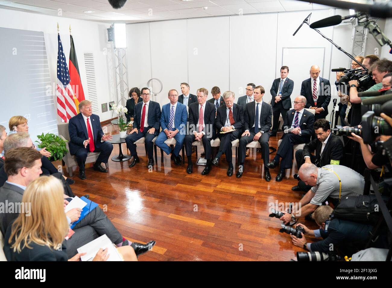 Präsident Donald Trump nimmt an einem bilateralen Treffen mit der Bundeskanzlerin der Bundesrepublik Deutschland Angela Merkel im Centre de CongrÃ©s Bellevue am Montag, 26 2019. August in Biarritz Frankreich Ort des Gipfels G7. Stockfoto