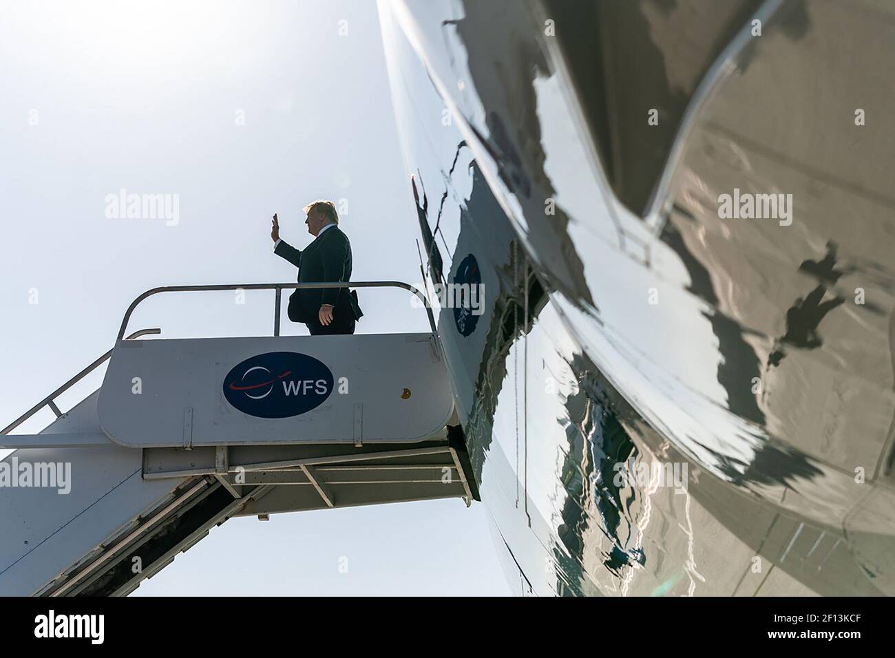 Präsident Donald Trump landet am Dienstag, den 17 2019. September, am Los Angeles International Airport in Los Angeles bei der Air Force One und wird von Gästen und Unterstützern begrüßt. Stockfoto
