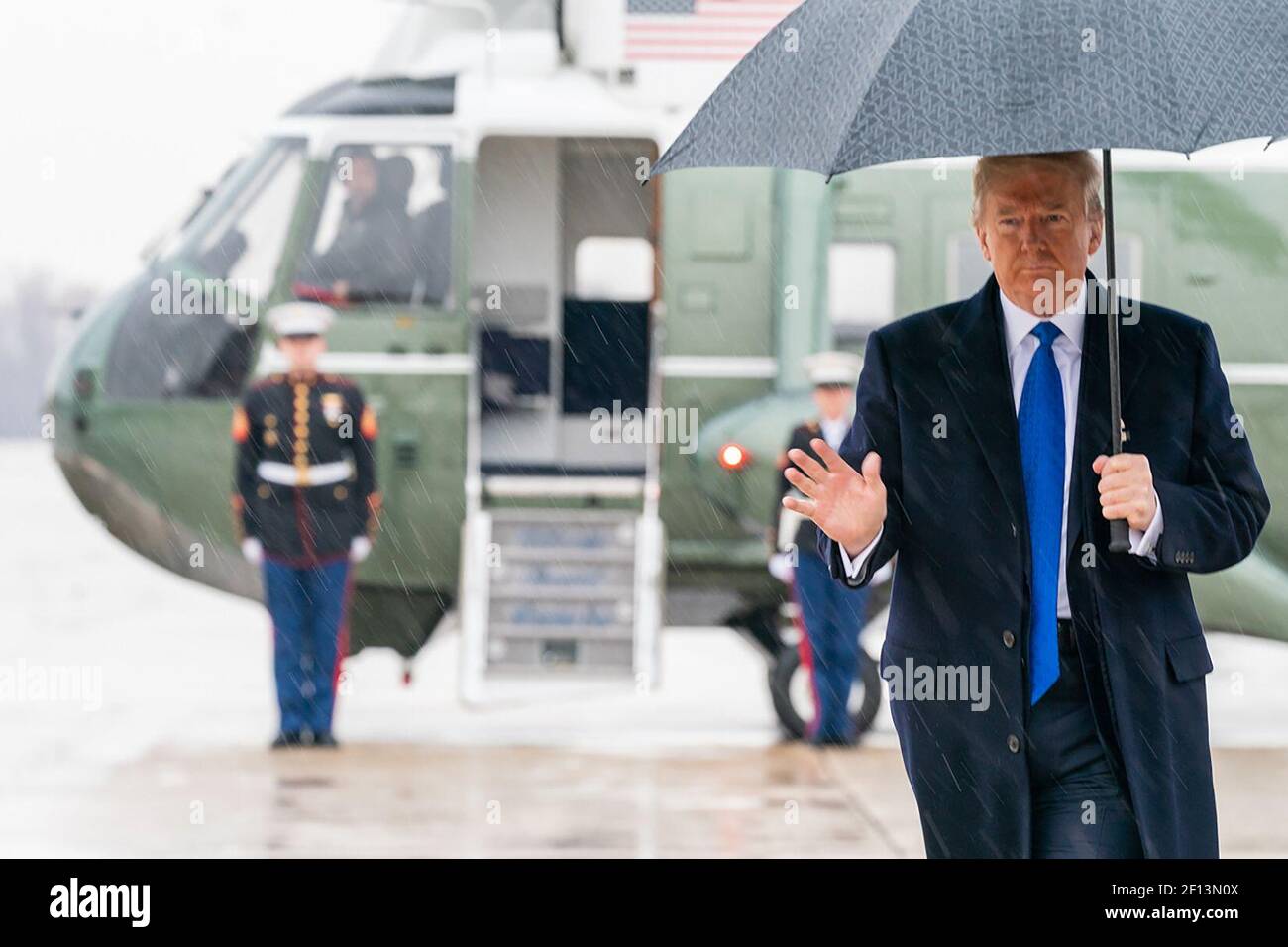 Präsident Donald Trump winkt, nachdem er Marine One am Montag, 2 2019. Dezember, in der Joint Base Andrews MD, aussteigt und zu seiner Reise nach London an Bord der Air Force One geht. Stockfoto