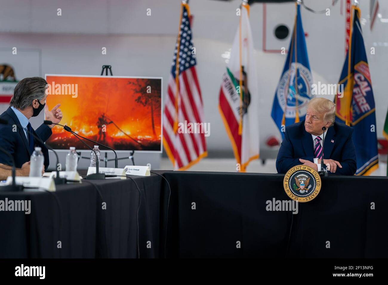 Präsident Donald Trump hört bei einer Unterweisung über Waldbrände mit kalifornischem Gouverneur zu. Gavin Newsome Montag September 14 2020 im Cal Fire Hangar am Sacramento McClelland Airport in McClelland Park Calif. Stockfoto