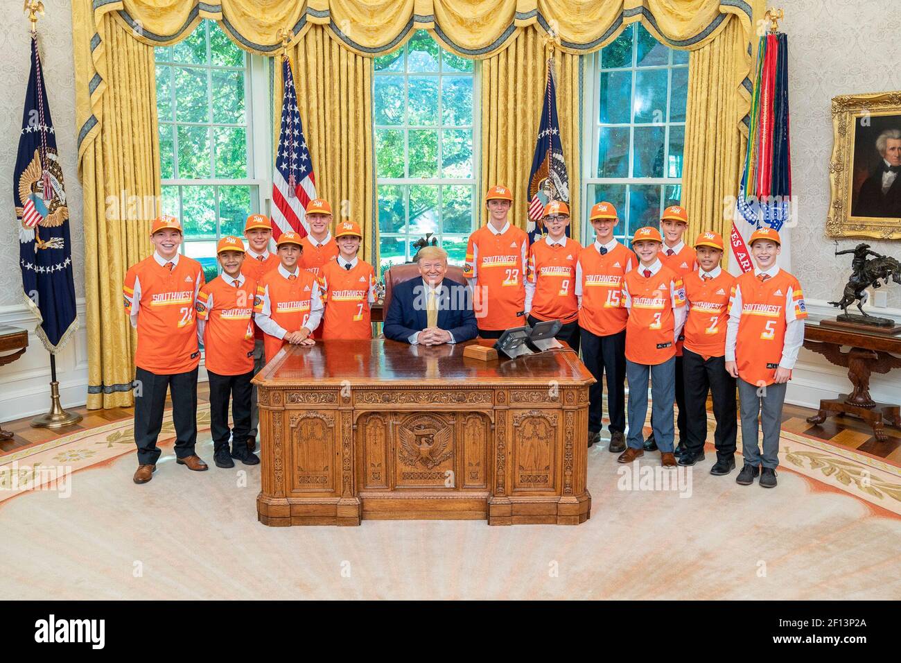 Präsident Donald Trump posiert für ein Foto mit Little League Baseball World Championship Team Louisianna Eastbank Little League Freitag, 11 2019. Oktober im Oval Office des Weißen Hauses. Stockfoto