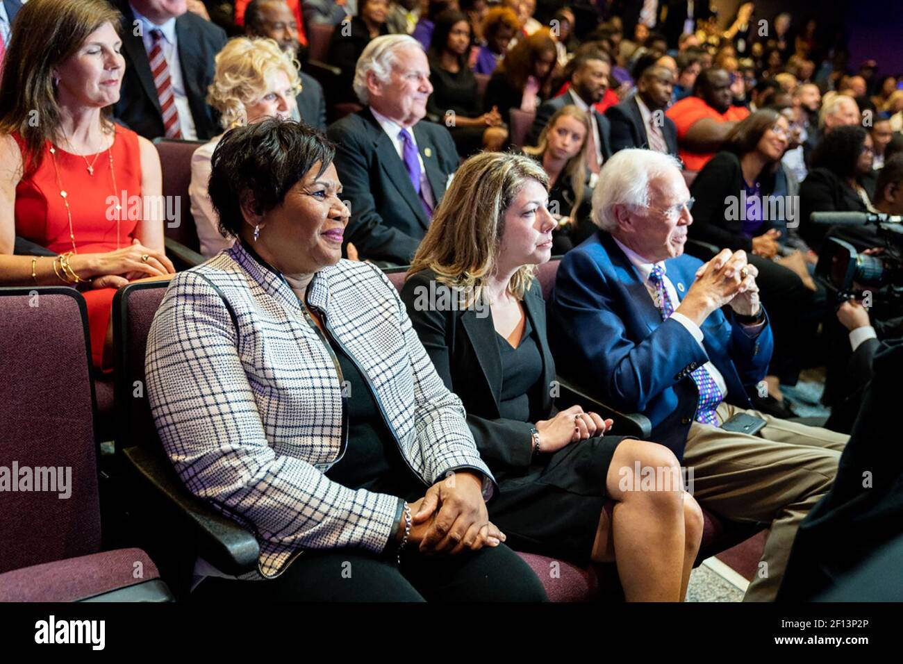 Ehemalige Insasse Alice Johnson hört Präsident Donald Trump bei der 2019 Second Step Presidential Justice Forum Freitag Oktober 25 2019 am Benedict College in Columbia S.C. Johnsonâ €™s lebenslängliche Strafe für eine Drogenüberzeugung wurde von Präsident Trump im Jahr 2018 umgewandelt. Stockfoto