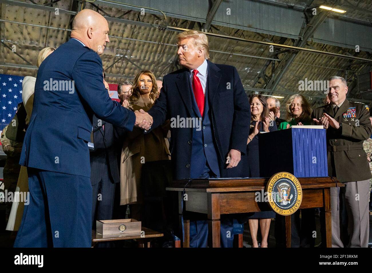 Präsident Donald Trump begrüßt General Jay Raymond, nachdem er zum ersten Chef der Weltraumoperationen und zum ersten Mitglied der United States Space Force am Freitag, den 20 2019. Dezember, im Hangar 6 in der Joint Base Andrews MD. Ernannt wurde Stockfoto