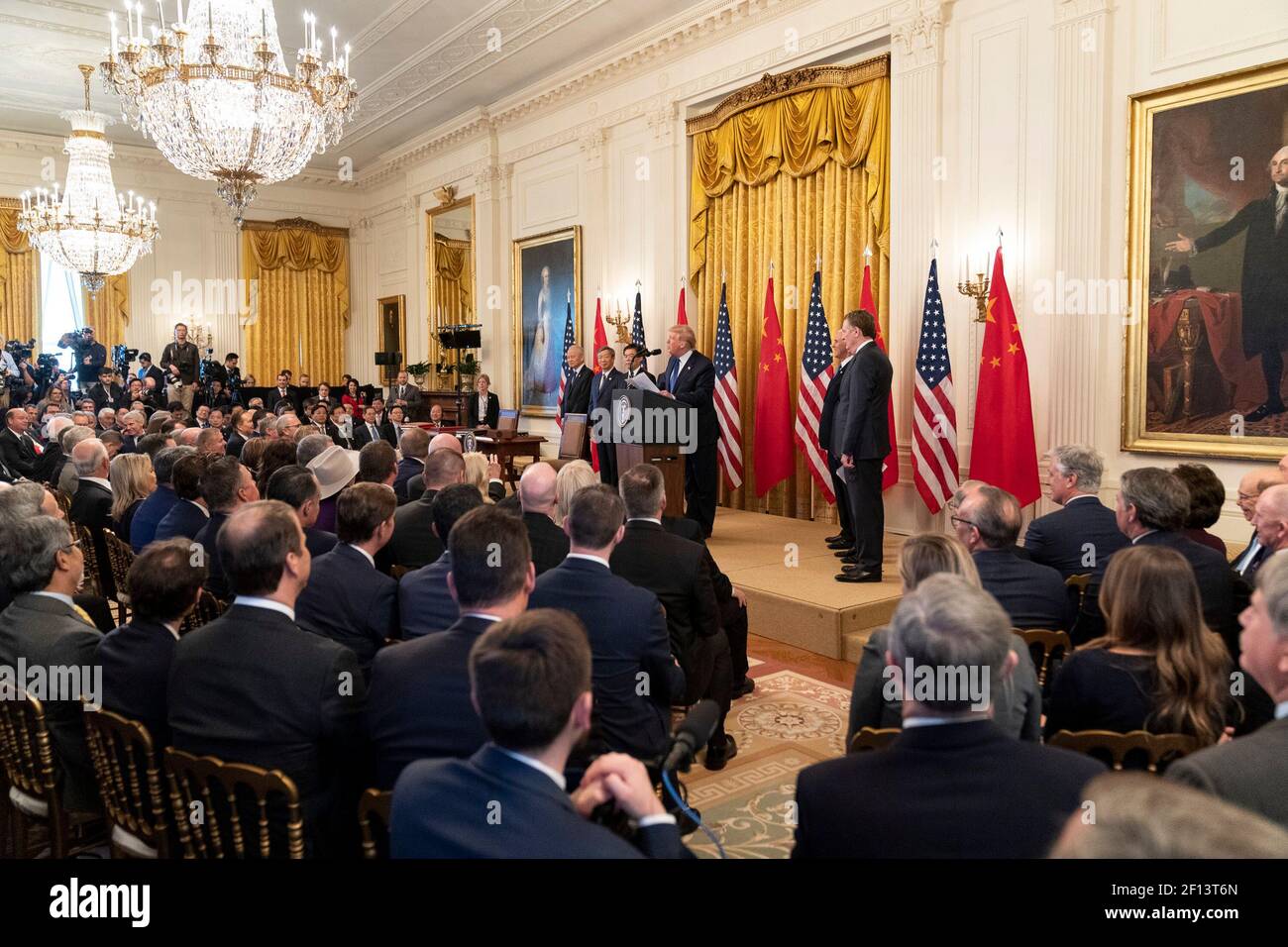 Präsident Donald Trump wird von Vizepräsident Mike Pence und dem chinesischen Vizepremierminister Liu begleitet.Er hält Bemerkungen vor der Unterzeichnung des US-China Phase-One-Handelsabkommens am Mittwoch, den 15 2020. Januar im Ostraum des Weißen Hauses. Stockfoto