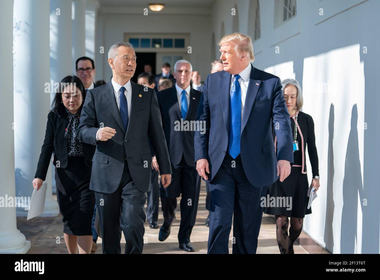 Präsident Donald Trump begleitet von dem chinesischen Vizepräsidenten Liu He Spaziergang entlang der Kolonnade Mittwoch 15 2020. Januar auf ihrem Weg zur Unterzeichnung der US-China Phase One Trade Agreement im East Room des Weißen Hauses. Stockfoto