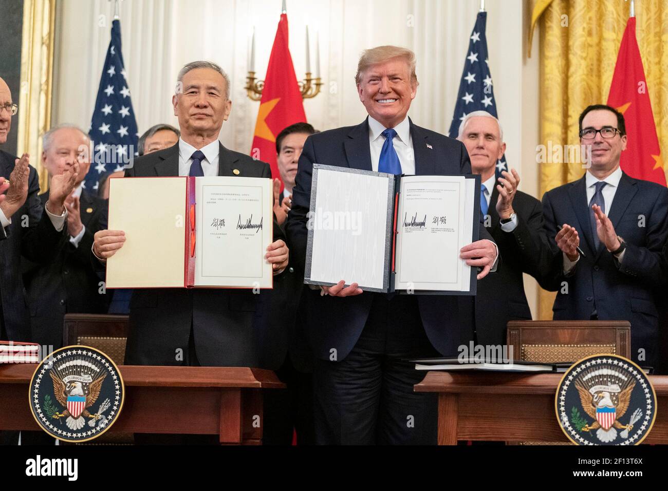 Präsident Donald Trump schließt sich dem chinesischen Vizepräsidenten Liu an.Er unterzeichnet das US-China Phase-One-Handelsabkommen Mittwoch, 15 2020. Januar, im Ostraum des Weißen Hauses. Stockfoto