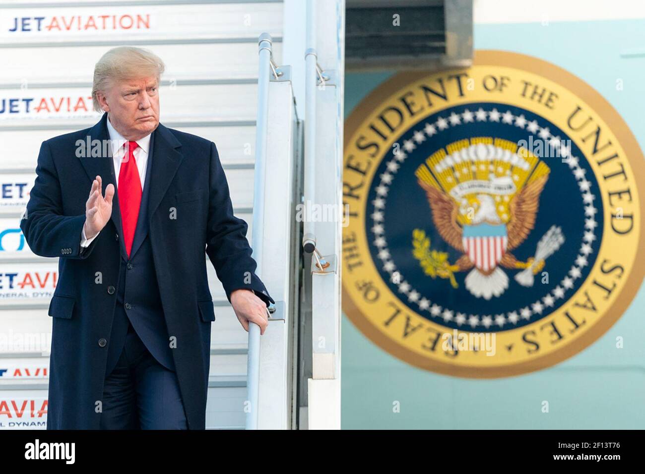 Präsident Donald Trump landet an einem Dienstag, den 21. Januar, auf dem Internationalen Flughafen Zürich in der Schweiz auf dem Weg nach Davos, wo er an der Jahrestagung des Weltwirtschaftsforums 50th teilnehmen wird. Stockfoto