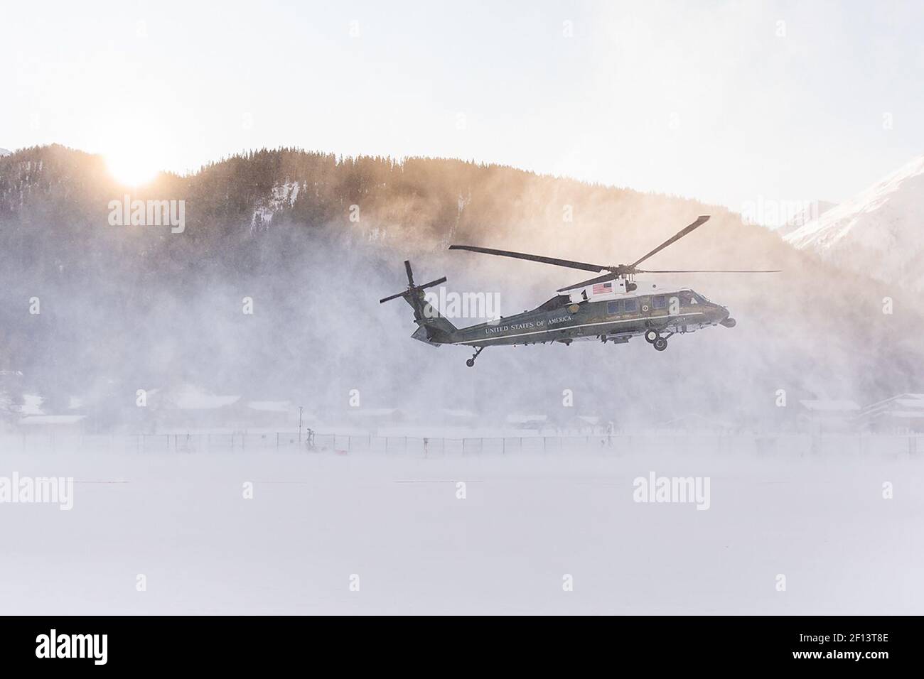 Marine One mit Präsident Donald Trump an Bord bereitet sich auf die Landung in der InterContinental Davos Landing Zone Januar 21 2020 in Davos Schweiz vor. Stockfoto